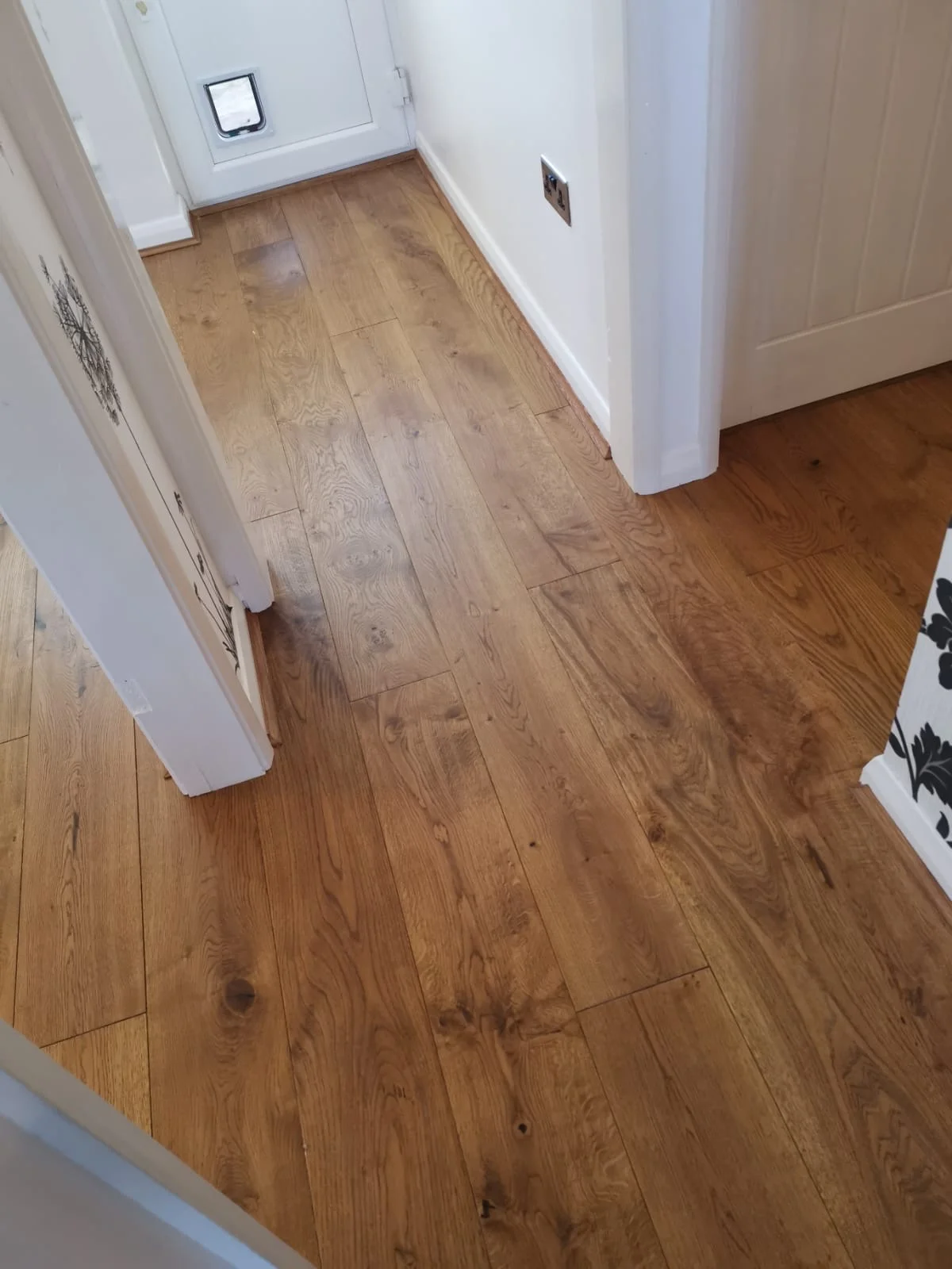 Golden Handscraped – Engineered Oak Plank Flooring - Image 8