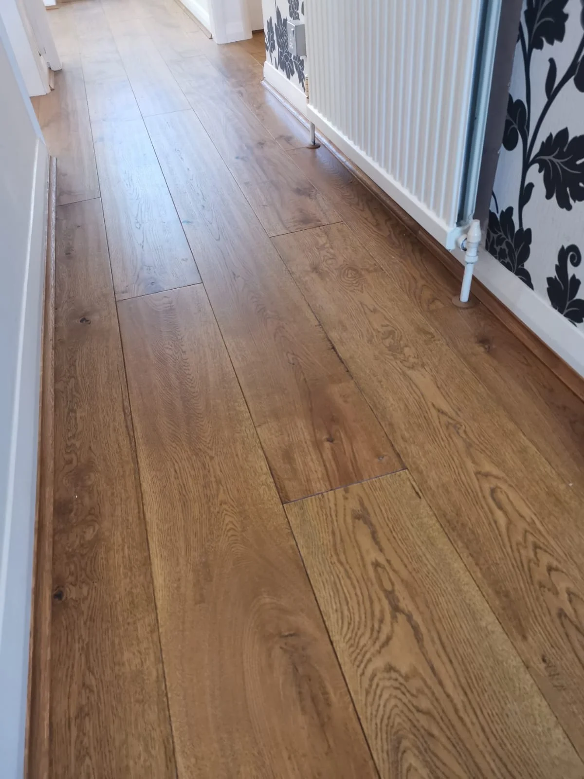 Golden Handscraped – Engineered Oak Plank Flooring - Image 9