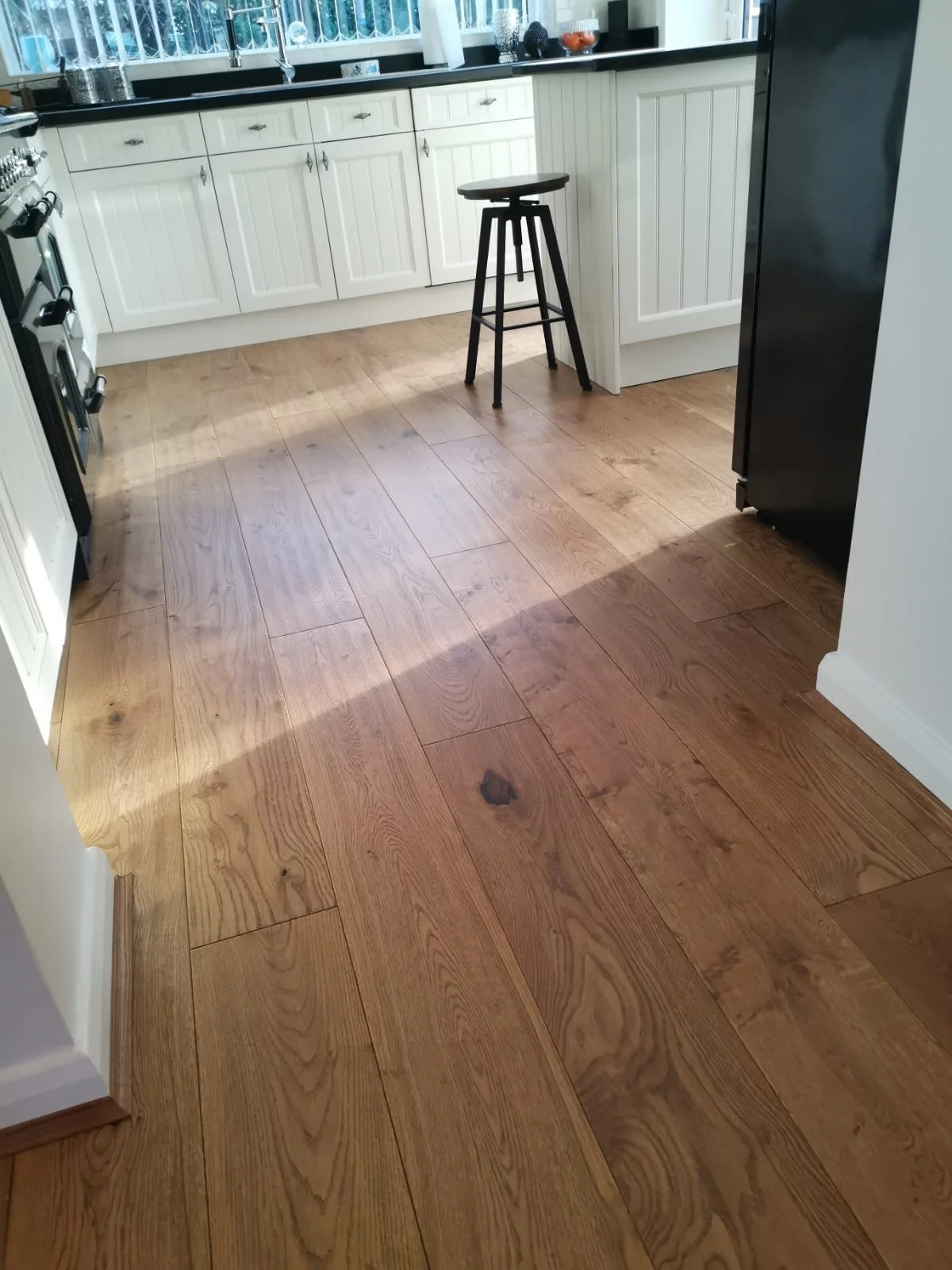 Golden Handscraped – Engineered Oak Plank Flooring - Image 7
