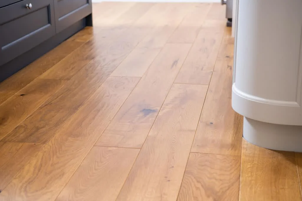 Golden Handscraped – Engineered Oak Plank Flooring - Image 5