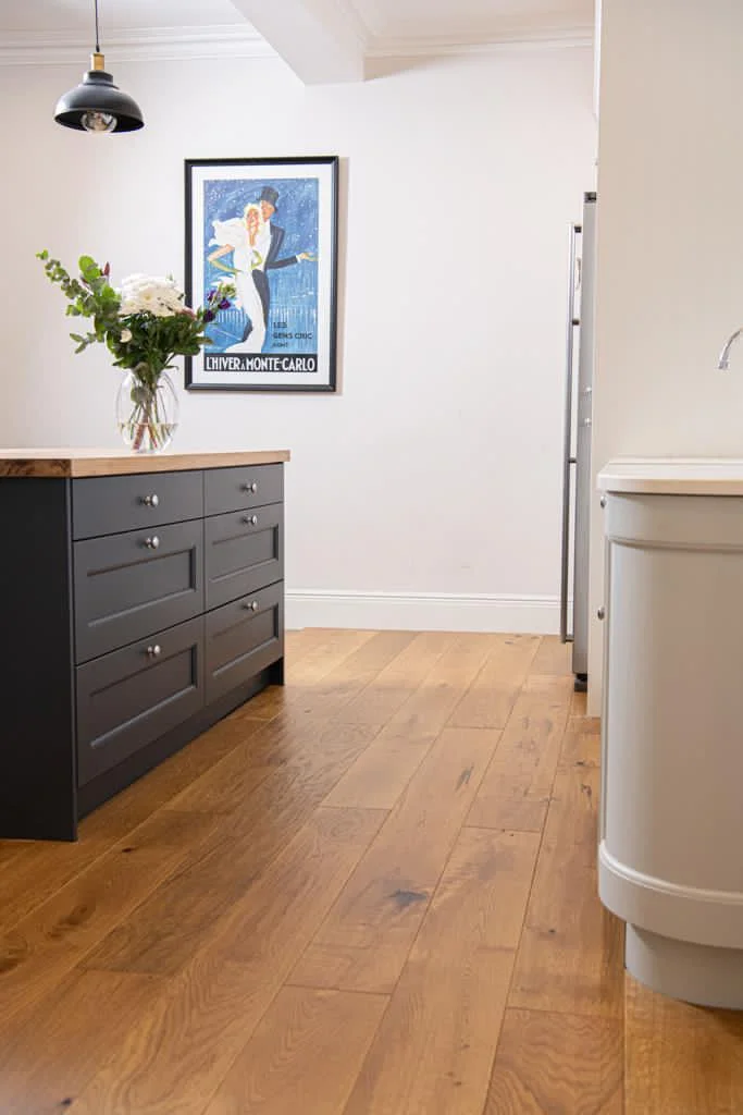 Golden Handscraped – Engineered Oak Plank Flooring - Image 4