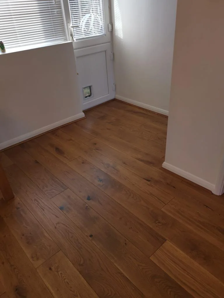 Golden Handscraped – Engineered Oak Plank Flooring - Image 3