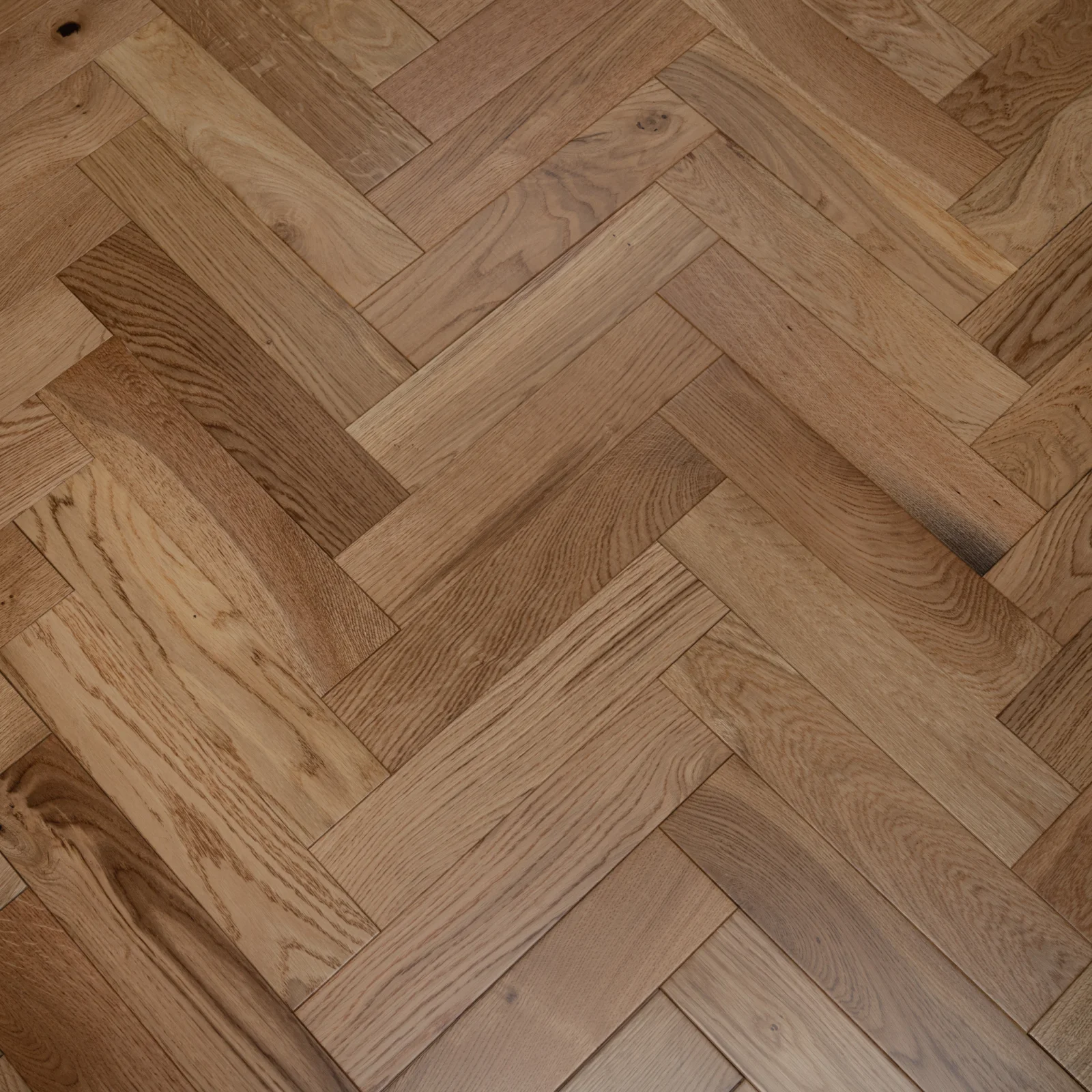 Natural Vibrant – Engineered Oak Herringbone Flooring - Image 2